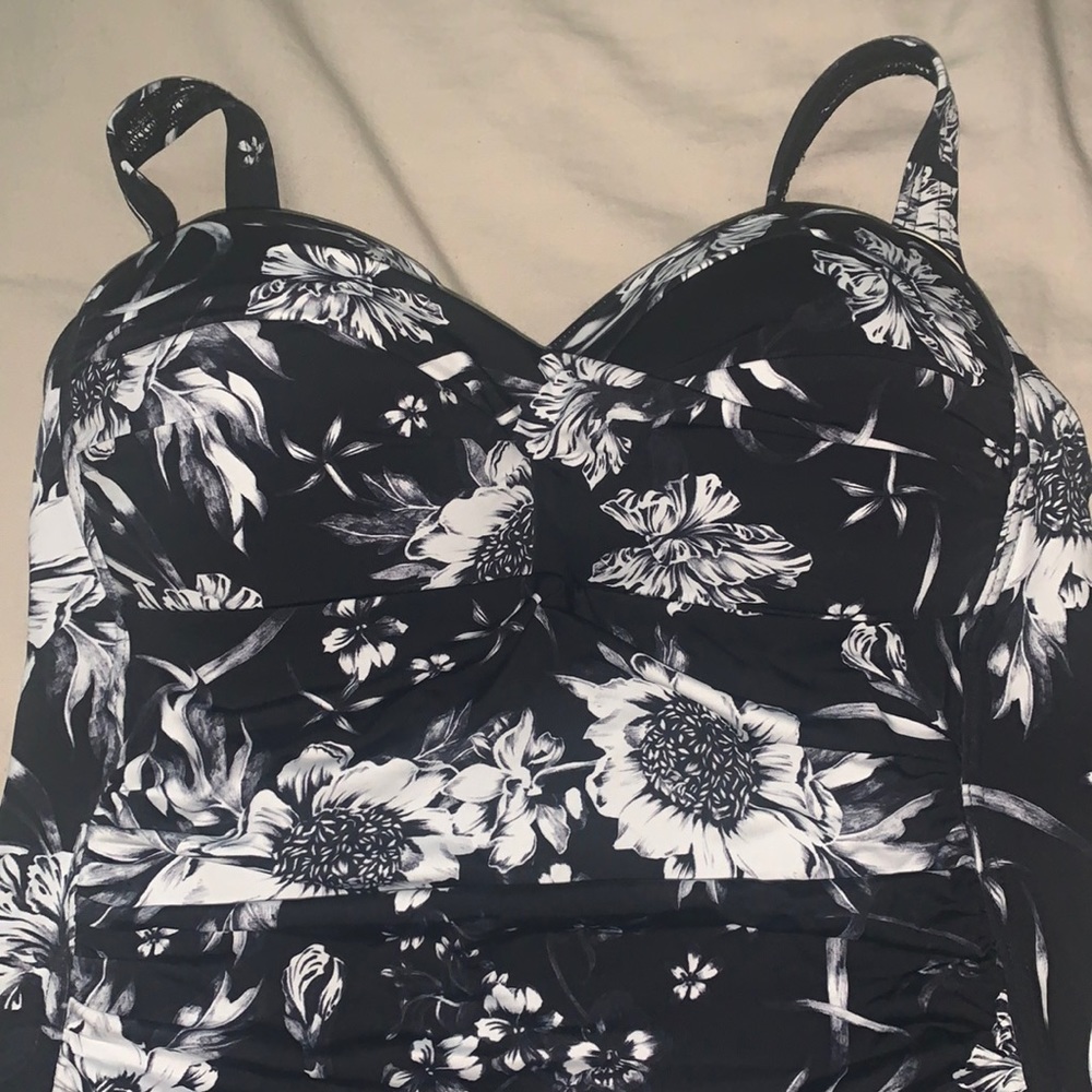 Nip Tuck Swim, size 6 womens, black/white